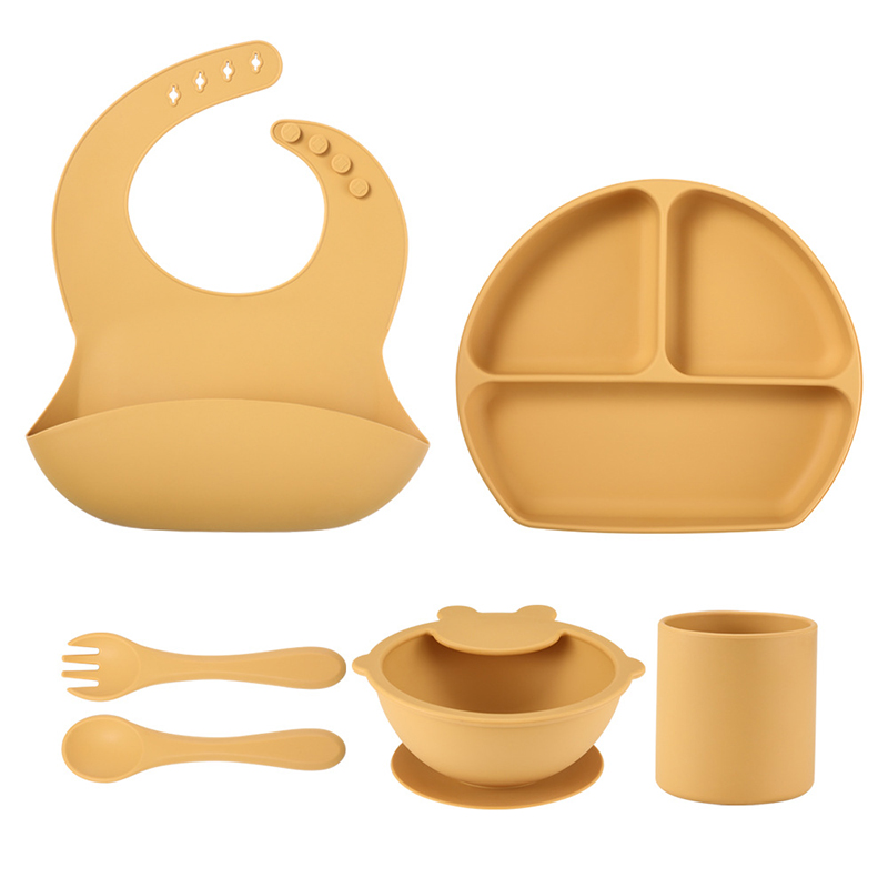 Silikon-Baby-Fütterungsset, sauggeteilte Plattenschüssel, Silikon-Lätzchen, Trinkbecher, Löffel